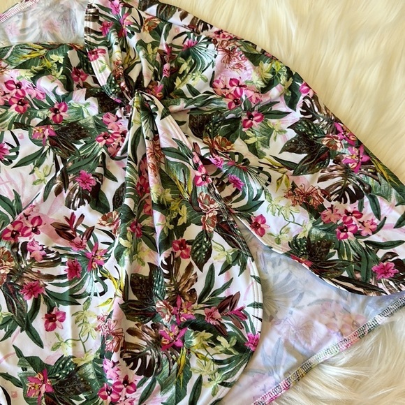 VICTORIA'S SECRET SWIM Bottom 
Cover-Up - Picture 3 of 7